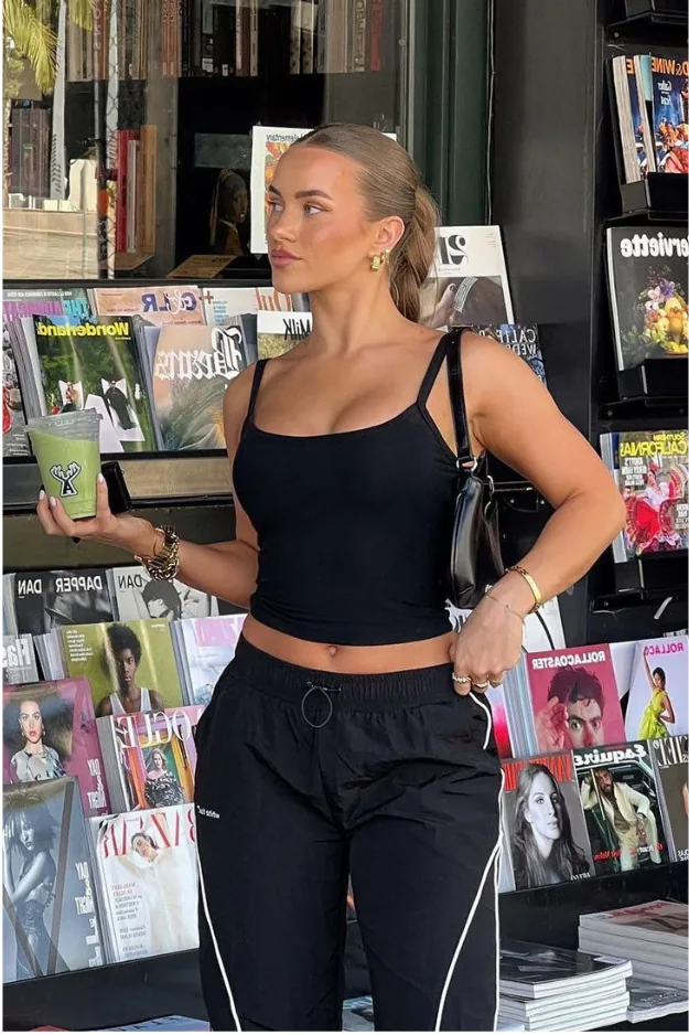 14 Cool-Girl Tank Top Outfits That Feel Effortless but Still Get Compliments 11 Tank Top Outfits