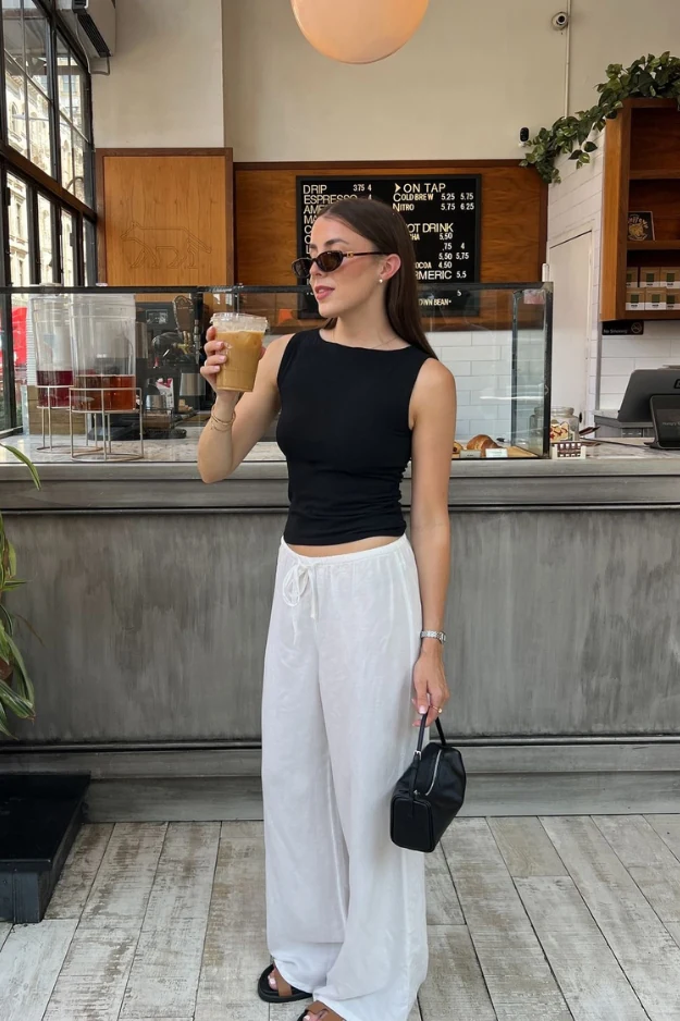 14 Cool-Girl Tank Top Outfits That Feel Effortless but Still Get Compliments 13 Tank Top Outfits