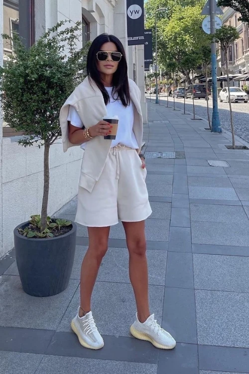 24 Soccer Mom Outfits That Make You the Hottest on the Sidelines 5 Soccer Mom Outfits