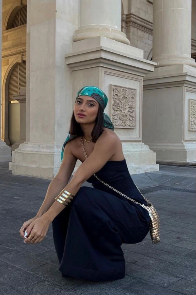 20 Chic Scarf Outfits That Turn a Simple Outfit Into Something Way More Put Together 11 Scarf Outfits