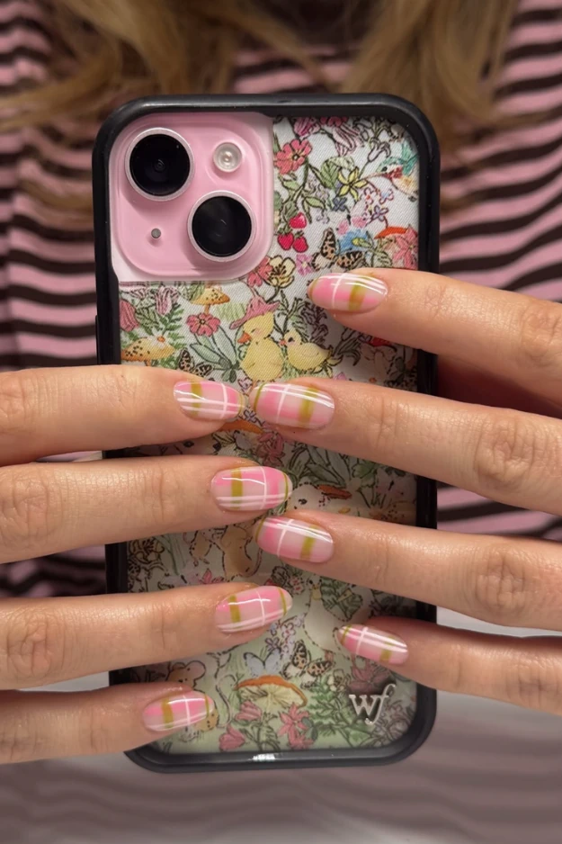 12 Pink Plaid Nails So Pretty, They Belong on a Pinterest Mood Board 11 Pink Plaid Nails