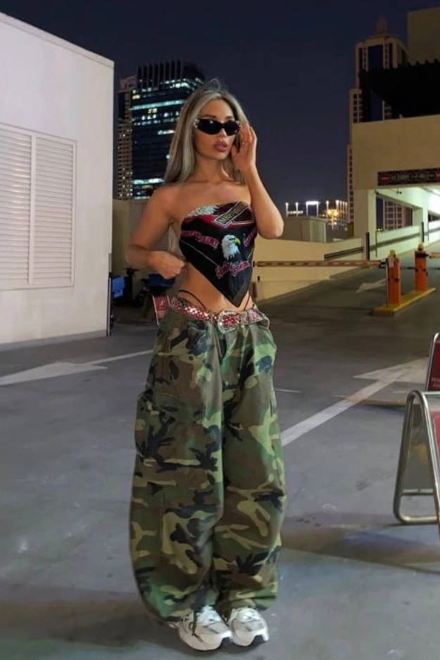 16 Cool-Girl Y2K Outfits That Look Straight Out of an Early 2000s Movie 13 y2k Outfits