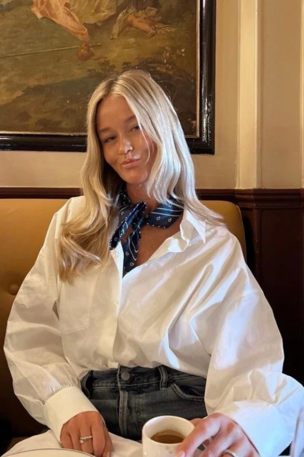 20 Chic Scarf Outfits That Turn a Simple Outfit Into Something Way More Put Together 16 Scarf Outfits