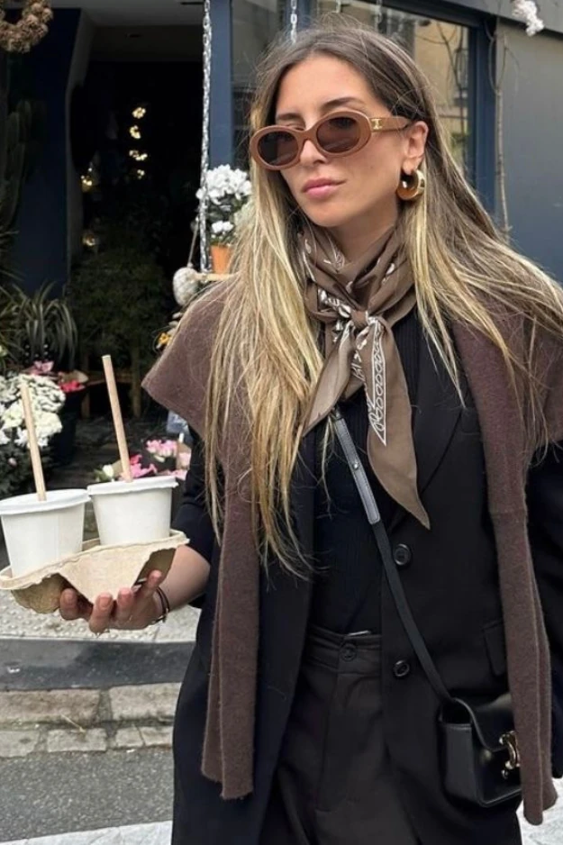 20 Chic Scarf Outfits That Turn a Simple Outfit Into Something Way More Put Together 17 Scarf Outfits