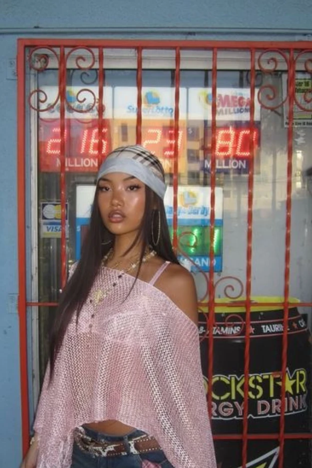 16 Cool-Girl Y2K Outfits That Look Straight Out of an Early 2000s Movie 2 y2k Outfits