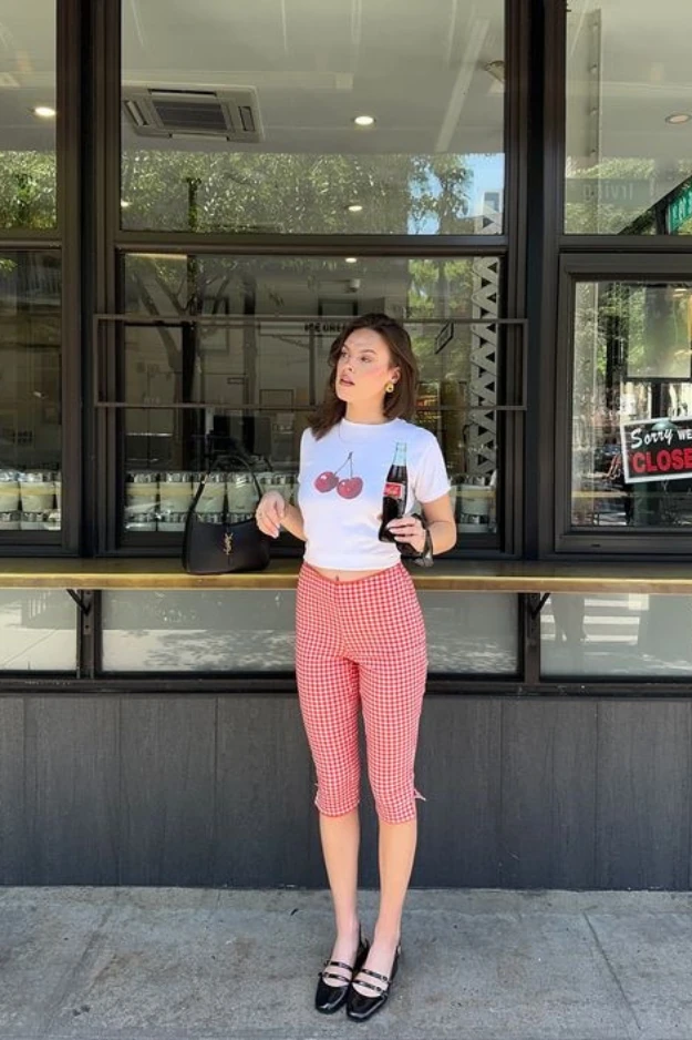 19 Capri Outfits That Actually Feel Stylish Again (Not Stuck in the Past) 3 Capri outfits