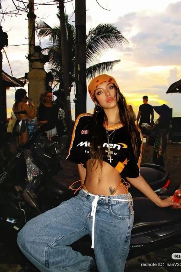 16 Cool-Girl Y2K Outfits That Look Straight Out of an Early 2000s Movie 5 y2k Outfits