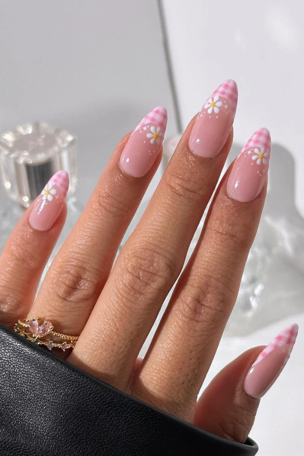 12 Pink Plaid Nails So Pretty, They Belong on a Pinterest Mood Board 5 Pink Plaid Nails