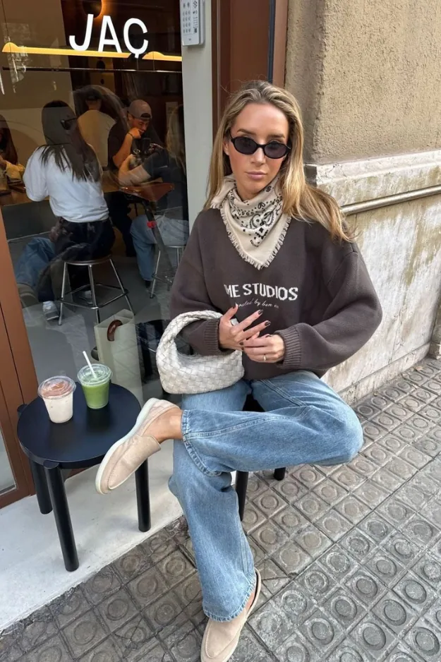 20 Chic Scarf Outfits That Turn a Simple Outfit Into Something Way More Put Together 6 Scarf Outfits