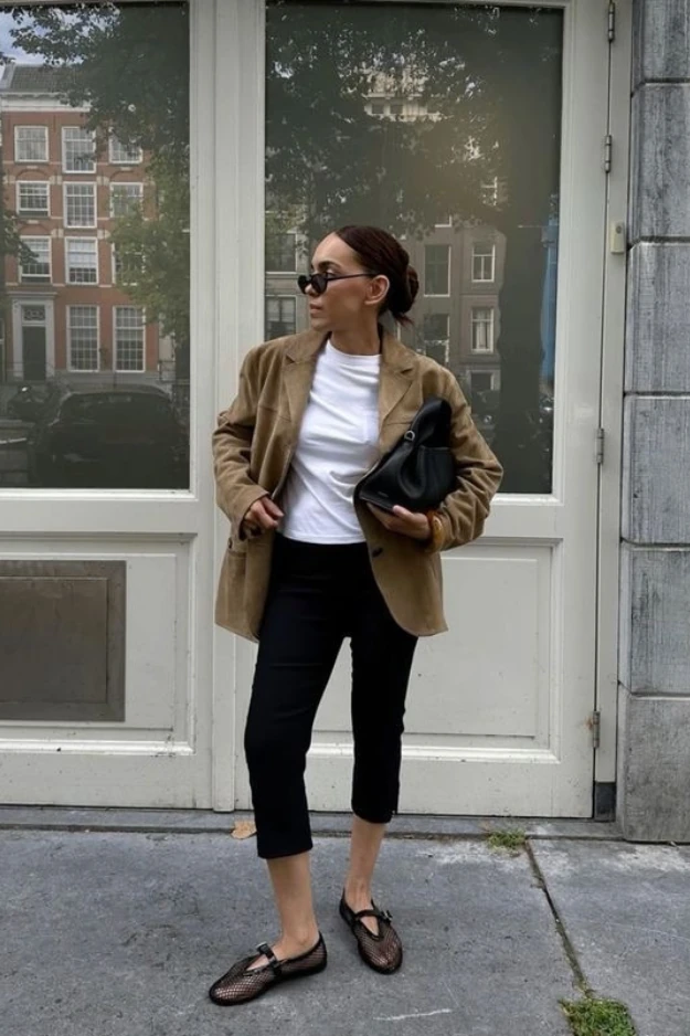 19 Capri Outfits That Actually Feel Stylish Again (Not Stuck in the Past) 6 Capri outfits