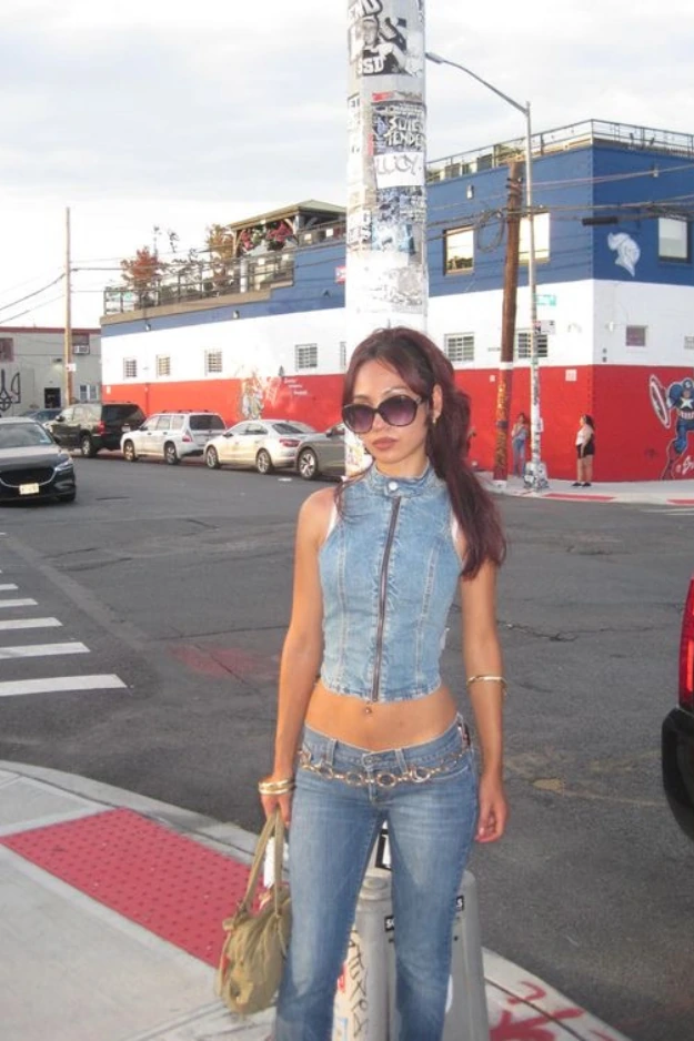 16 Cool-Girl Y2K Outfits That Look Straight Out of an Early 2000s Movie 7 y2k Outfits